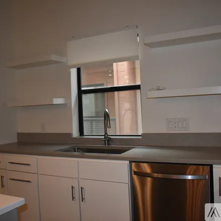 Image 3 - 425 West 9th Street, Unit 102 - Townhouse for rent