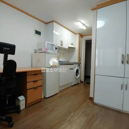 Rent this studio apartment on 서울특별시 관악구 봉천동 877-8