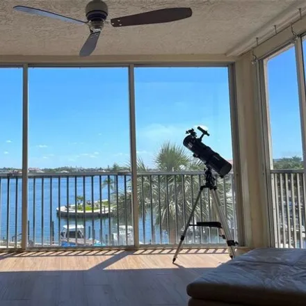 Buy this 3 bed condo on 1282 Dolphin Bay Way in Siesta Key, FL 34242