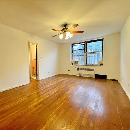 Image 2 - 2680 East 19th Street, New York, NY 11235, USA - Condo for sale