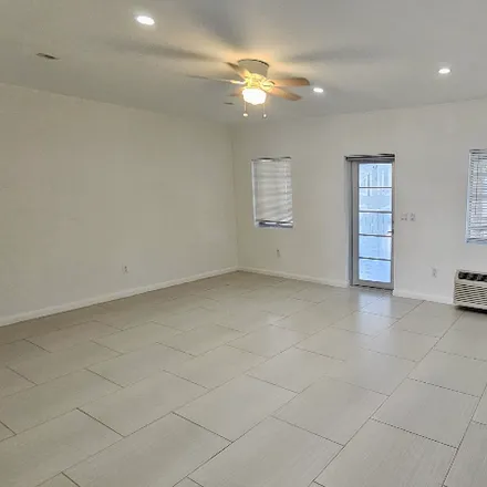 Image 3 - 916 West 42nd Street - Apartment for rent