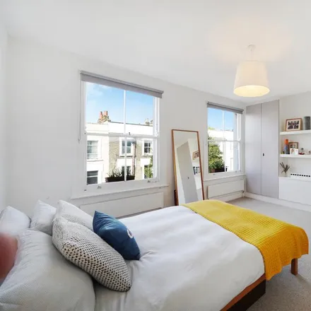 Rent this 3 bed townhouse on Whewell Road in London, N19 4LS