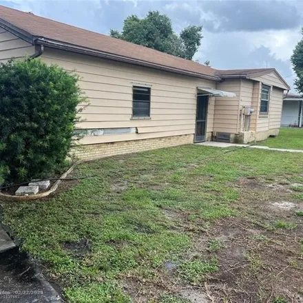 Buy this studio apartment on 1015 9th Street in Glades County, FL 34974