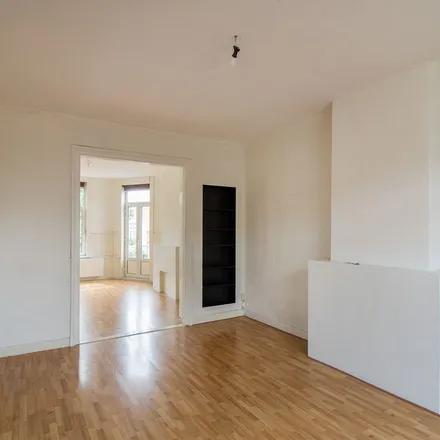 Rent this 3 bed apartment on Jamia Madinatul-Islam in Hendrik van Deventerstraat, 2563 XP The Hague