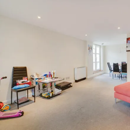 Image 3 - Pierhead Lock, 416 Manchester Road, Canary Wharf, London, E14 3FD, United Kingdom - Apartment for sale