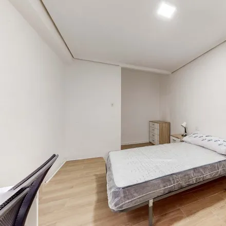Rent this 4 bed room on Bar Bocatería París in Calle Arquitecto Ros, 64