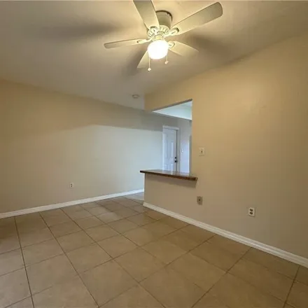 Image 7 - 2806 Montclaire Avenue, Fort Myers, FL 33901, USA - Condo for rent