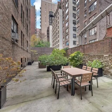 Image 6 - 245 E 72nd St Apt 8h, New York, 10021 - Apartment for sale