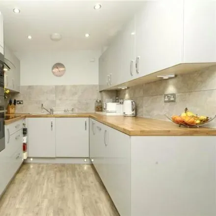 Image 3 - Castle Hill Drive, Swanscombe, DA10 1EL, United Kingdom - Apartment for rent