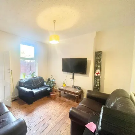 Rent this 5 bed duplex on 26 Midland Avenue in Nottingham, NG7 2FD