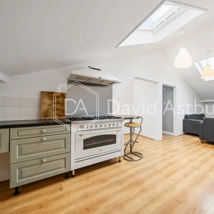 Rent this 4 bed apartment on Lynton Road in London, N8 8SL