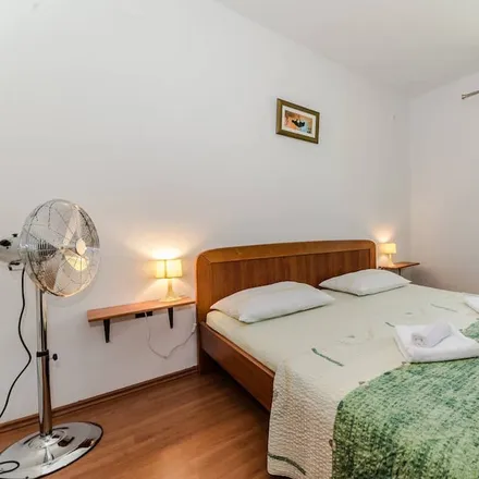 Rent this 5 bed house on Zadar in Ulica Mihovila Pavlinovića, 23103 Zadar