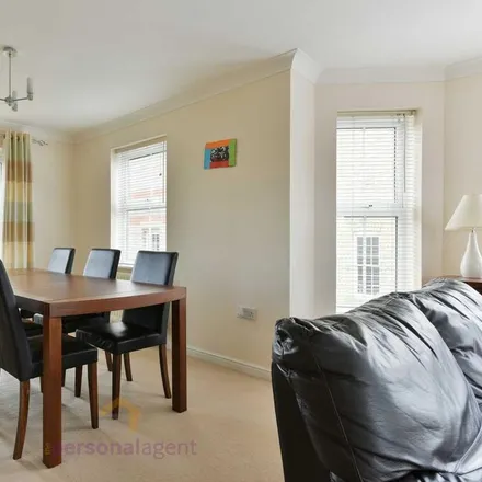 Image 4 - Horton Crescent, Epsom, KT19 8AA, United Kingdom - Apartment for rent