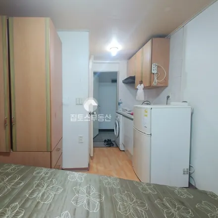 Rent this studio apartment on 서울특별시 관악구 봉천동 196-122