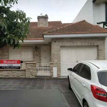 Buy this 2 bed house on Avenida Hipólito Yrigoyen 7821 in Partido de Lomas de Zamora, Banfield