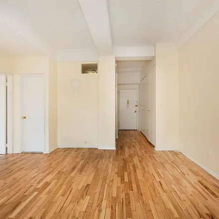 Image 3 - 4 LEXINGTON AVENUE 13K in Gramercy Park - Apartment for sale