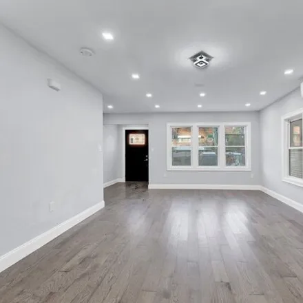Image 3 - 448 Turneur Avenue, New York, NY 10473, USA - House for sale