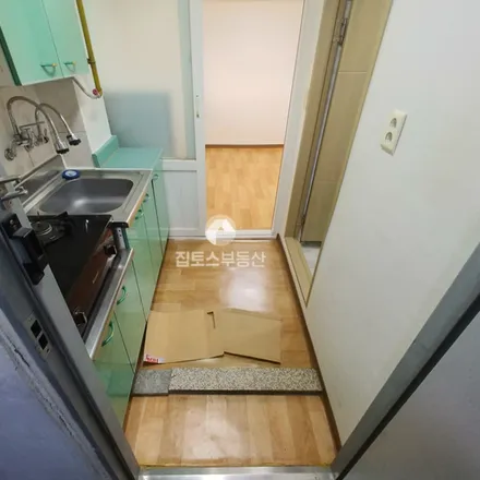 Rent this studio apartment on 서울특별시 송파구 잠실동 205-18