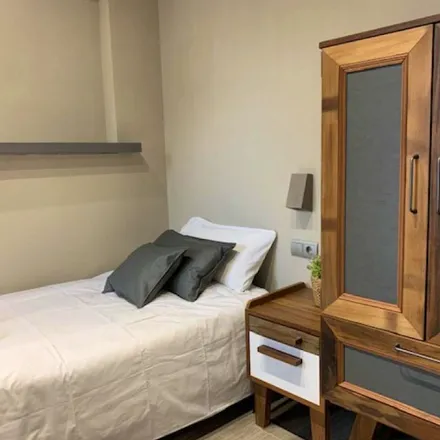 Rent this 4 bed apartment on Niño Viejo in Avinguda de Mistral, 54