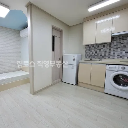 Rent this studio apartment on 서울특별시 관악구 신림동 251-64