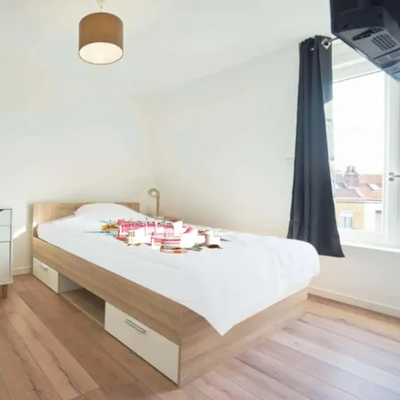 Rent this 1 bed room on 19 Rue des Dondaines in 59000 Lille, France