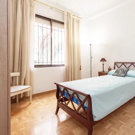 Rent this 4 bed room on Calle de Donoso Cortés in 76, 28015 Madrid