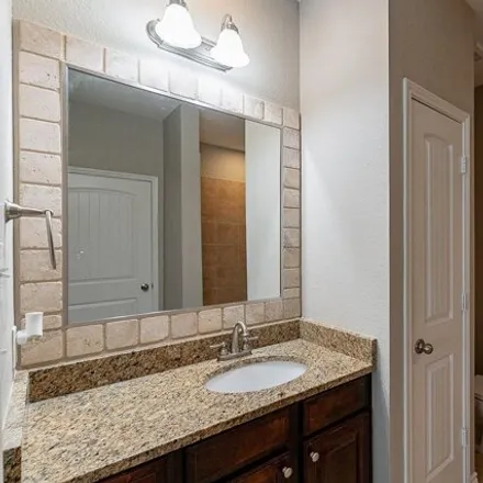 Image 9 - 1020 Texas Street, Fort Worth, TX 76166, USA - Condo for sale