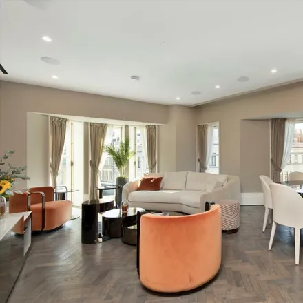 Rent this 3 bed apartment on Medici Courtyard in East Marylebone, London