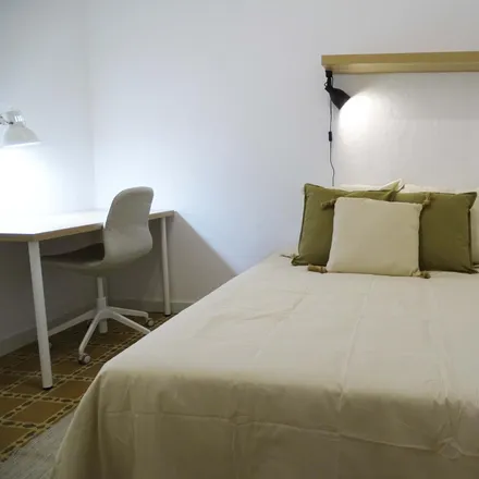 Rent this 3 bed room on Farmàcia Pascual Arnau in Lluís, Carrer d'Aragó