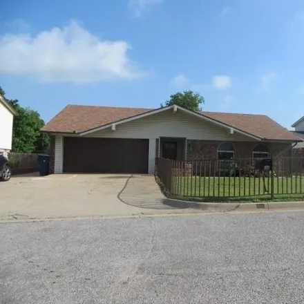 Buy this 3 bed house on 1046 Glenwood Drive in Chickasha, OK 73018