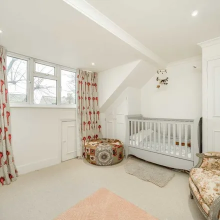 Rent this 4 bed duplex on 26 Avenue Road in London, TW8 9NS