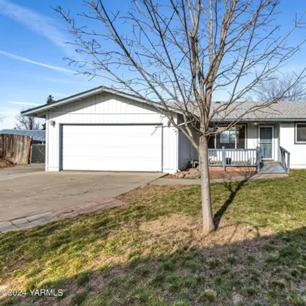 Buy this 3 bed house on Susan Avenue in Yakima, WA 98903