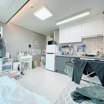 Rent this studio apartment on 서울특별시 광진구 중곡동 85-20