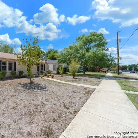 Image 2 - 1902 West Mistletoe Avenue, San Antonio, TX 78201, USA - House for sale