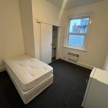Image 2 - 144, -200 Holdenhurst Road, Bournemouth, BH8 8DQ, United Kingdom - Apartment for rent