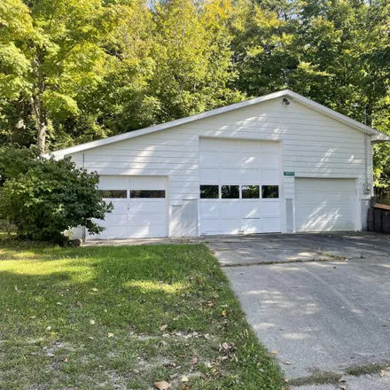 Image 3 - 18866 Hillview Boulevard, Chippewa Township, MI 49305, USA - House for sale