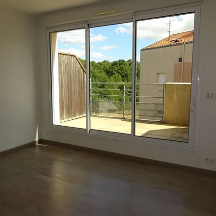 Rent this 2 bed apartment on 100 Rue René Guy Cadou in 85000 La Roche-sur-Yon, France
