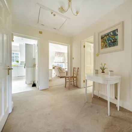 Image 2 - Wilton Court, Crossways, Beaconsfield, HP9 2HX, United Kingdom - Apartment for sale