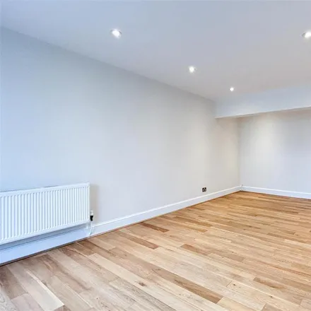 Image 7 - Lords View (2-83), Oak Tree Road, London, NW8 7HG, United Kingdom - Apartment for rent