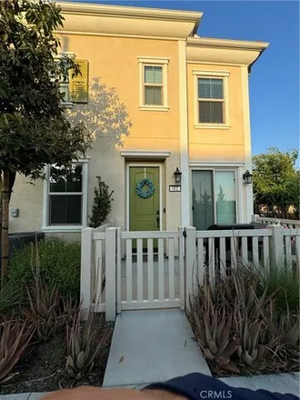 Image 1 - 981 W Clover Ave, Rialto, California, 92376 - Townhouse for sale