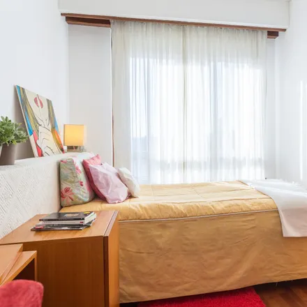 Rent this 4 bed room on Rua de Eugénio de Castro 262 in 4100-225 Porto, Portugal