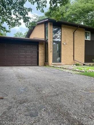 Buy this 3 bed house on 2734 Berry Drive in Bloomfield Township, MI 48304