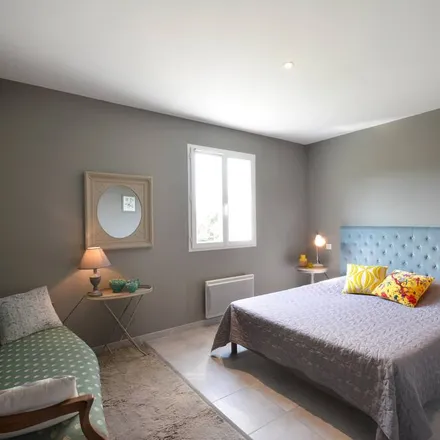 Rent this 3 bed house on 84330 Saint-Pierre-de-Vassols