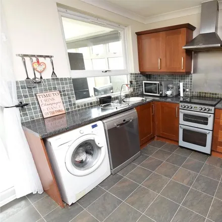 Rent this 3 bed townhouse on Essex Road in London, RM7 8AW