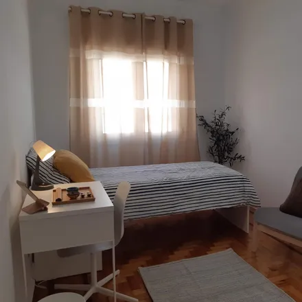 Rent this 3 bed room on R Carlos Duarte Caneças 9 in Rua Carlos Duarte Cenças, 2700-573 Falagueira-Venda Nova