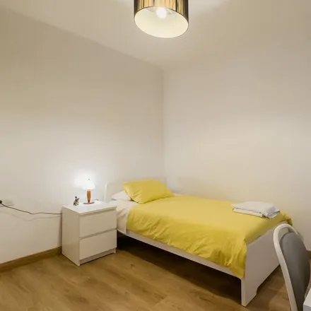 Rent this 3 bed room on Passatge de Porta in 29, 08001 Barcelona