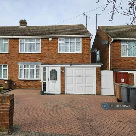 Rent this 3 bed duplex on Stoneygate Road in Luton, LU4 9TQ