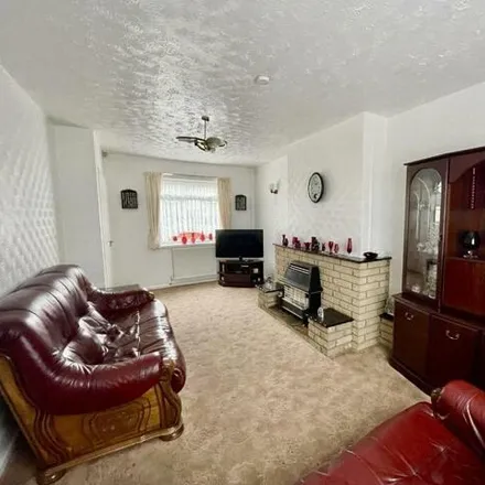 Image 2 - Angus Close, West Bromwich, B71 1BE, United Kingdom - Townhouse for sale