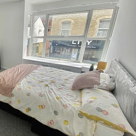 Rent this 1 bed room on Mio Dessert in 113 High Street, Rushden