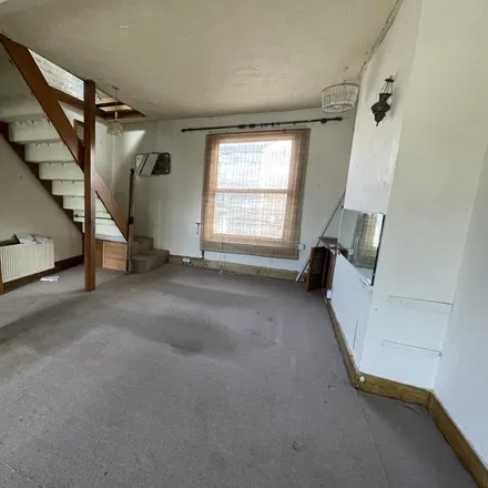 Image 2 - 38 Railway Approach, East Grinstead, RH19 1BP, United Kingdom - Apartment for rent